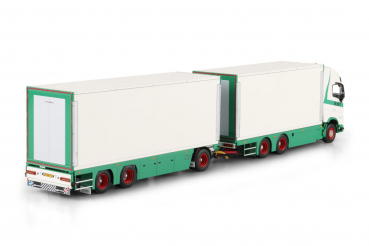 Preview: WSI Models 01-5086 TRANSPORTBEDRIJF BLOM & ZN ZWAMMERDAM VOLVO FH AERO GLOBETROTTER XL 6X2 TAG AXLE RIGED BOX TRUCK DRAWBAR TRAILER - 6 AXLE