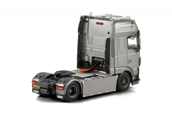WSI Models 01-5049 ARMOR EXPRESS DAF XF SUPER SPACE CAB MY2017 4X2