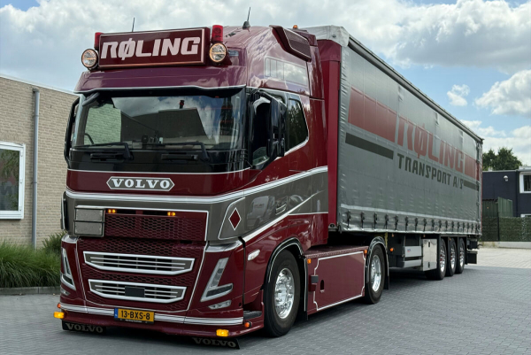 WSI Models 01-5484 ROLING VOLVO FH5 GLOBETROTTER XL 4X2 CURTAINSIDE TRAILER - 3 AXLE