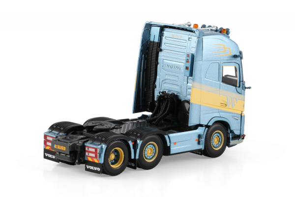 WSI Models 01-5165 S.N. DE WITTE VOLVO FH AERO GLOBETROTTER XL 6X2 TWIN STEER